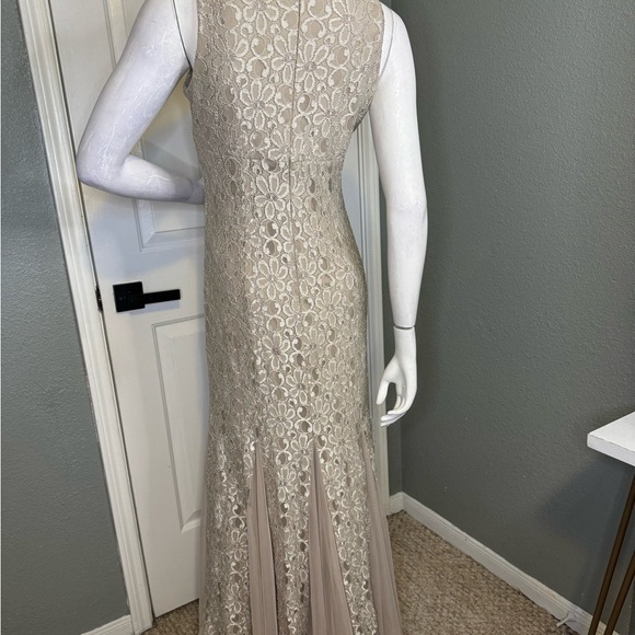 R&M Richards formal gown dress with lace and pearls size 6, - Picture 8 of 12